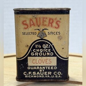 Vintage Sauer’s selected spices -cloves-. Rusting is present. Cloves inside.